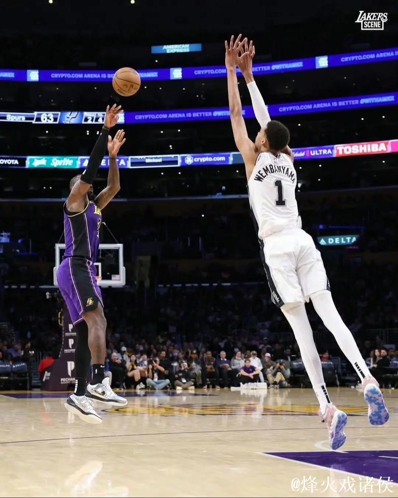 马刺七人得分上双 客场战胜湖人 马刺七人得分上双 客场战胜湖人